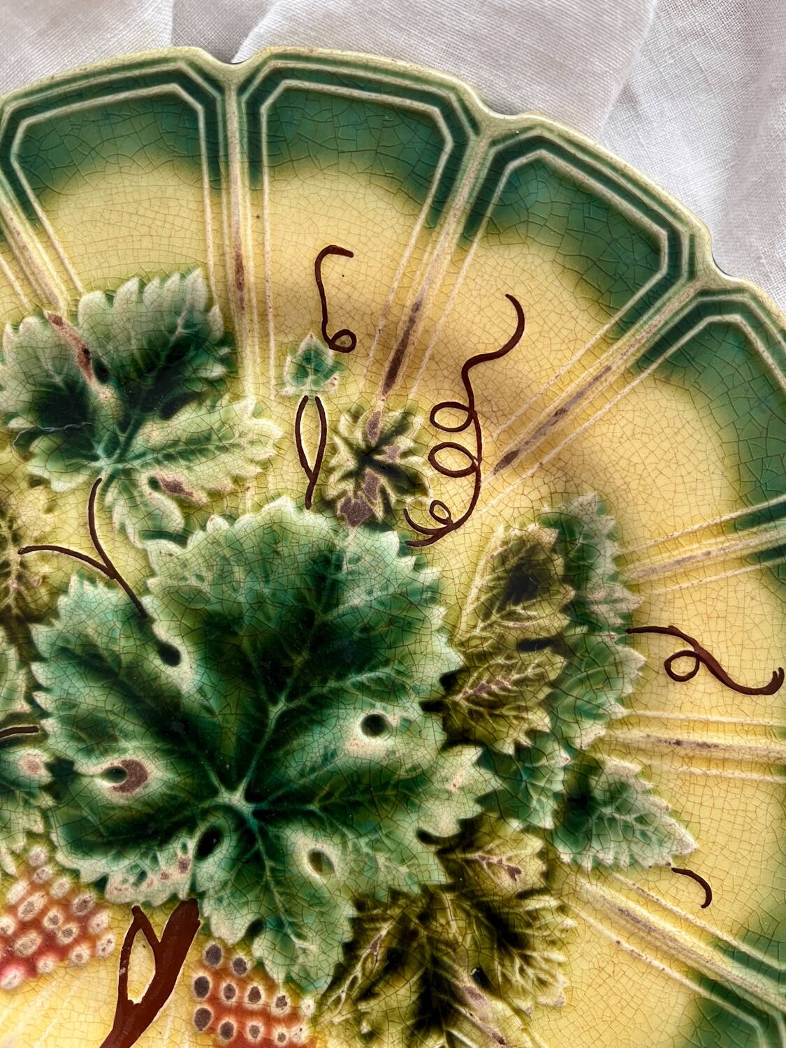 Old plate of vine leaf slip from Sarreguemines