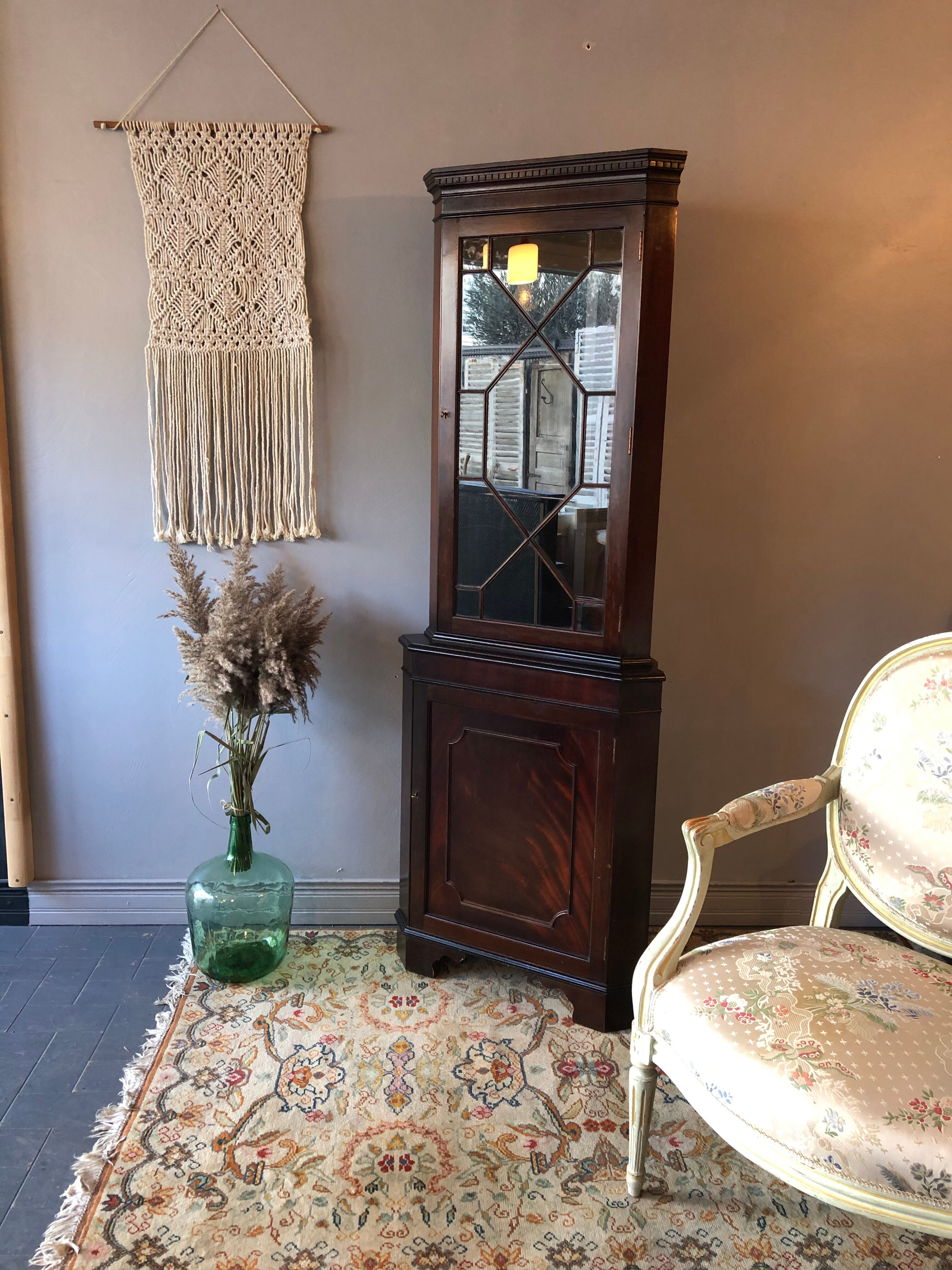 English-style corner library