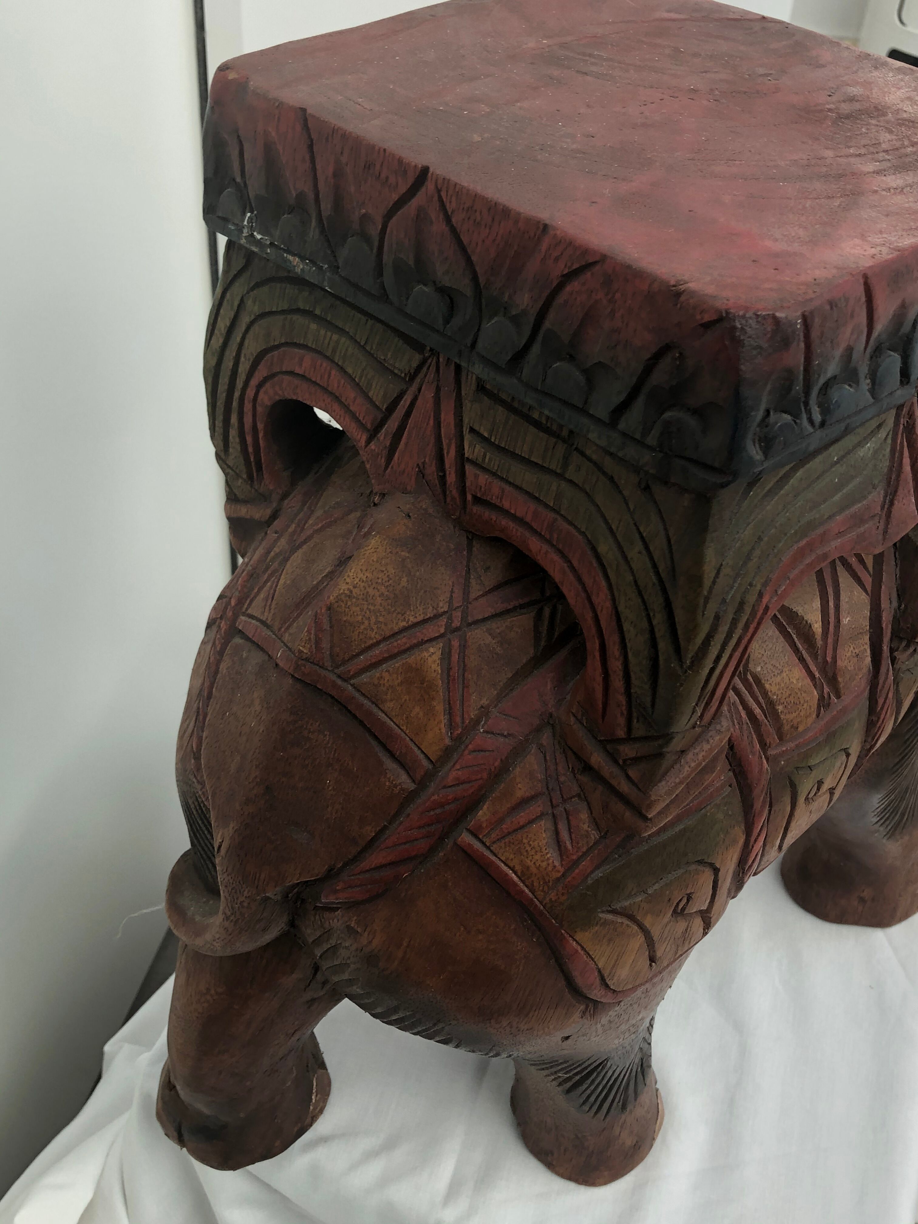 Tabouret éléphant en bois sculpté polychromie