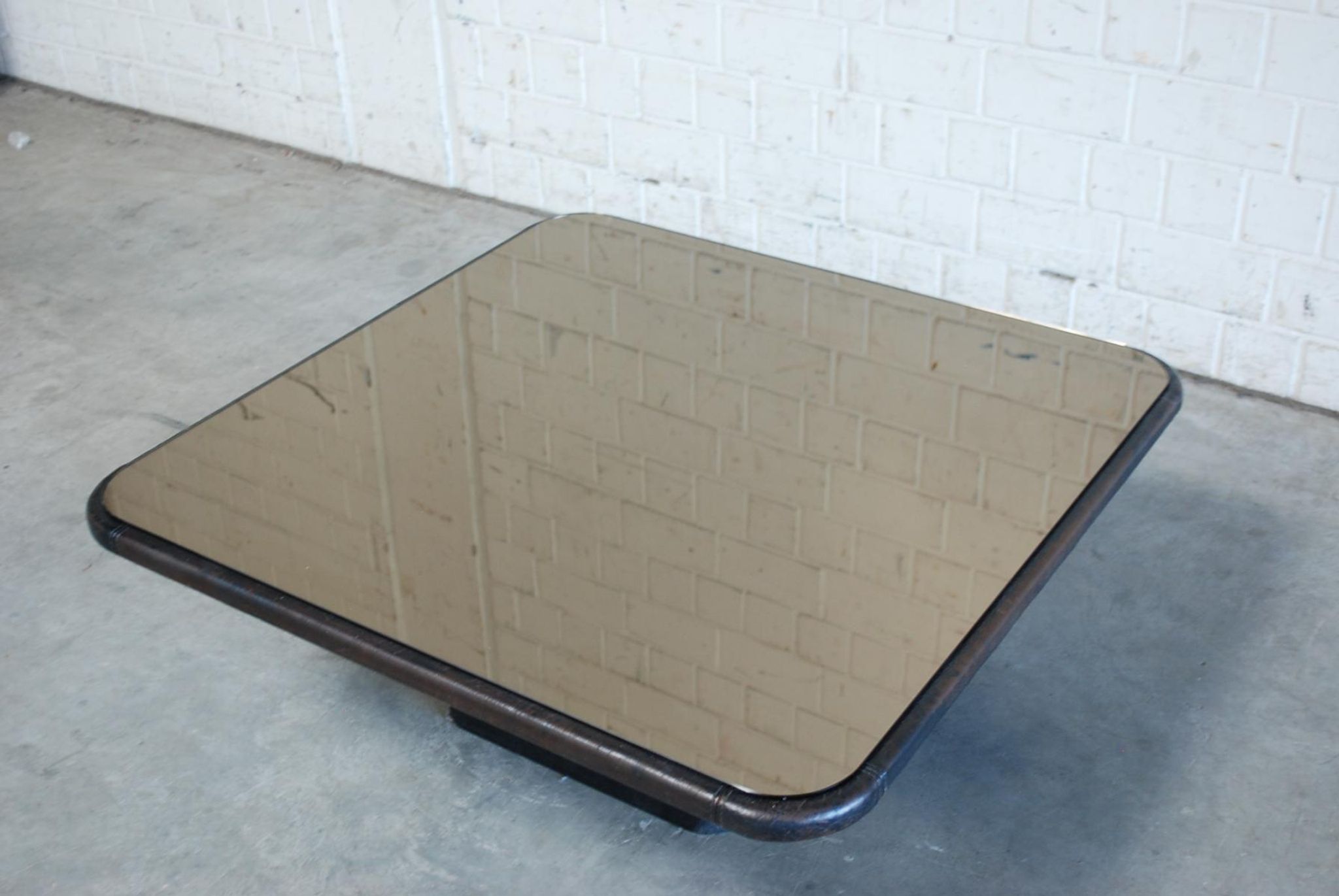 Table basse plateau miroir et cuir