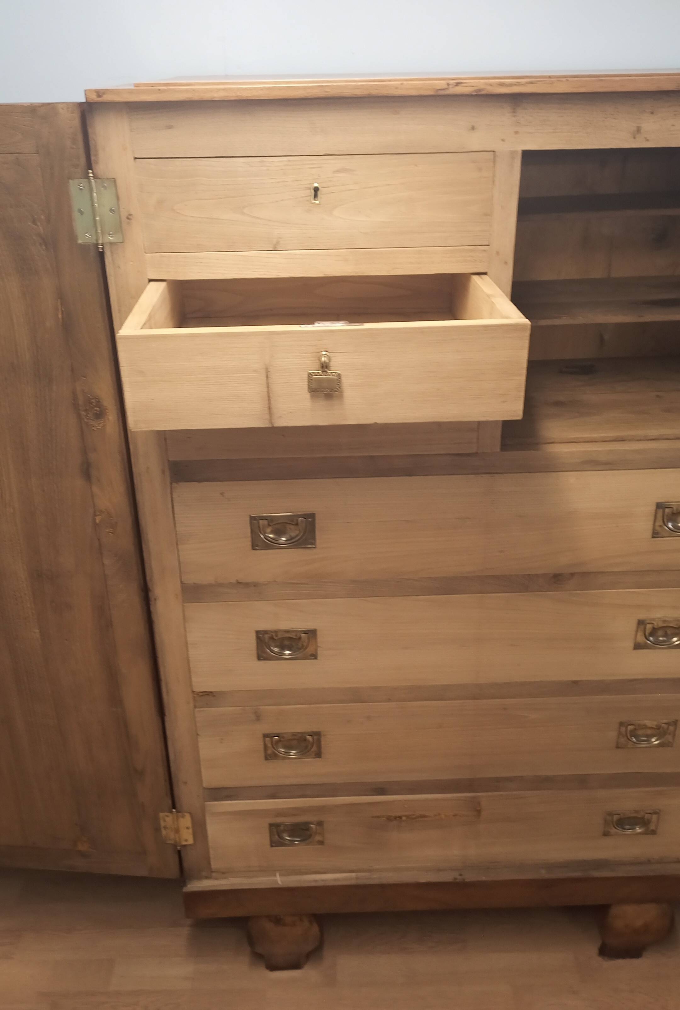 Armoire en noyer italien 1920