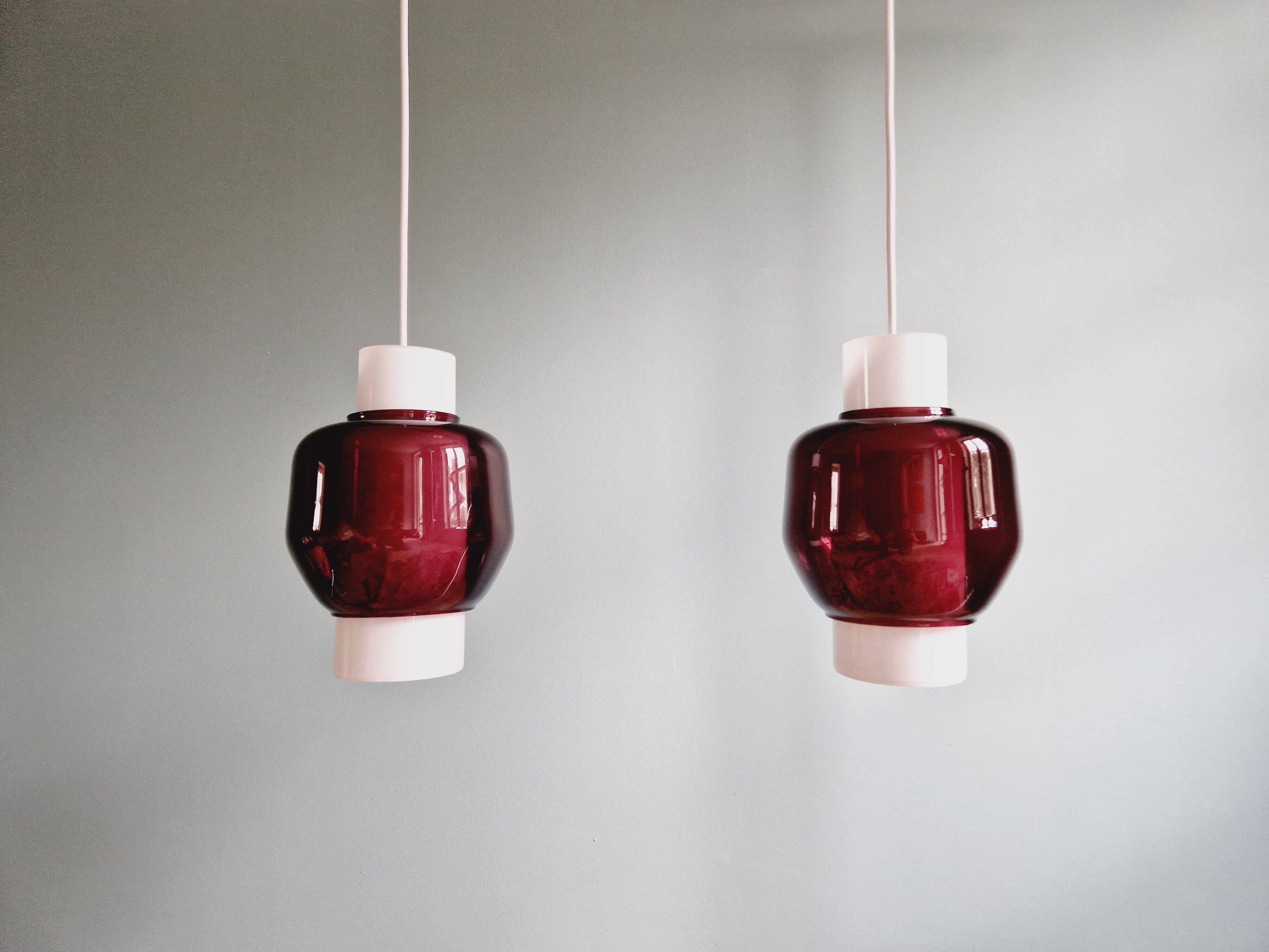 Scandinavian chandelier in white opaline and amethyst glass, 1960s.