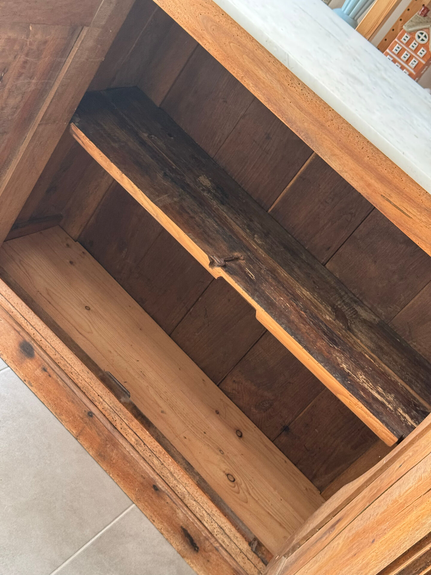 Buffet ancien avec plateau en marbre