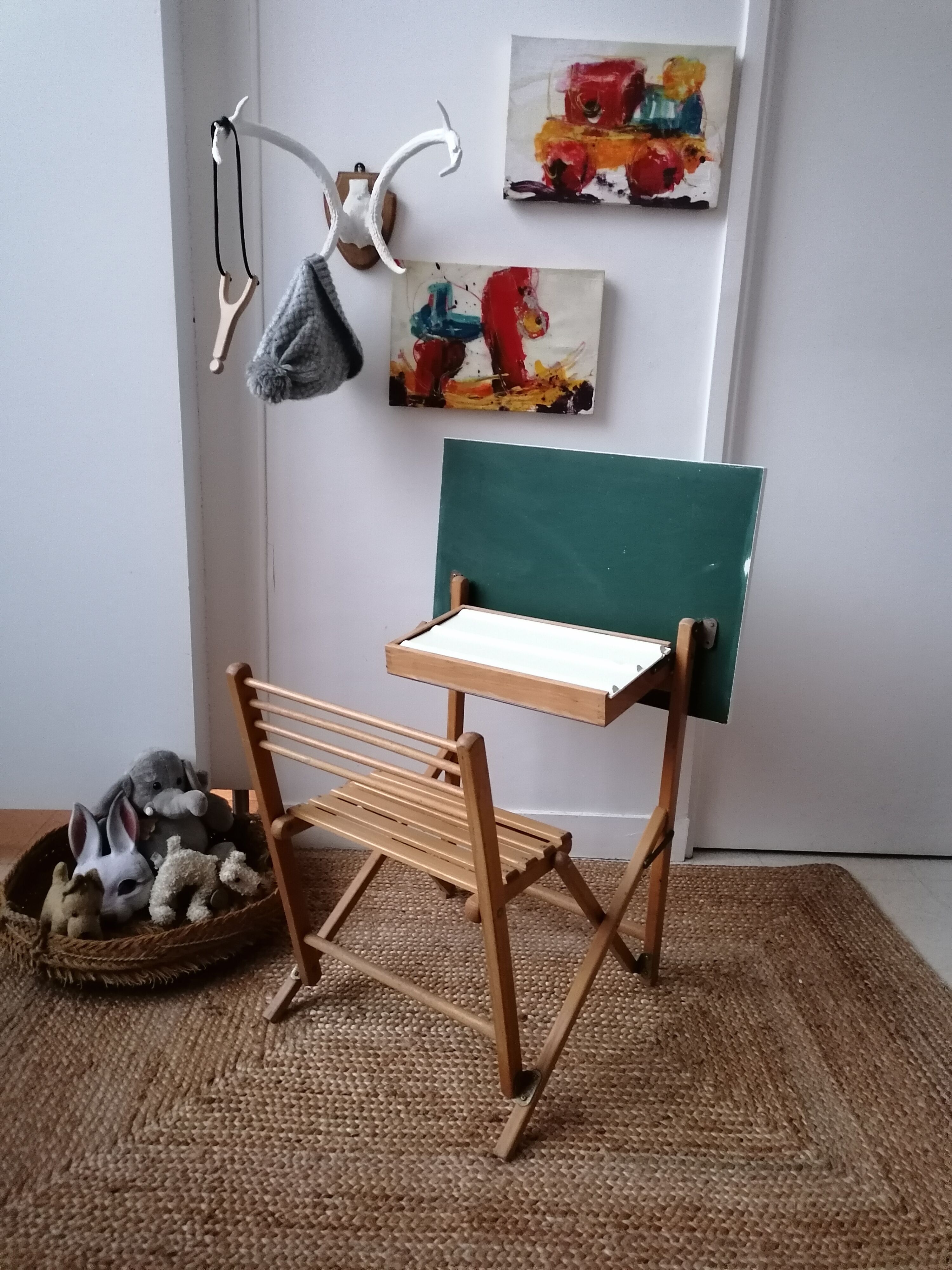 Folding child desk
