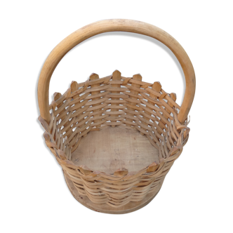 Round wicker basket