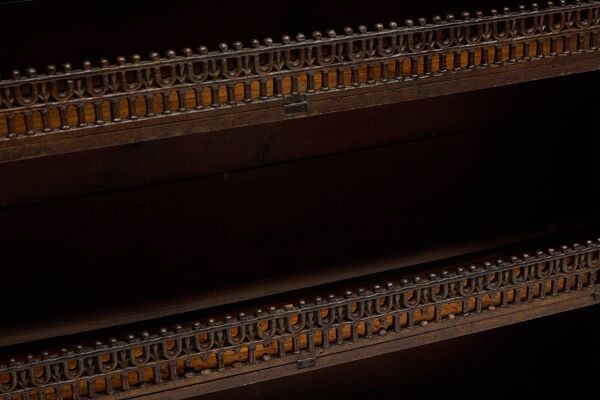 Bibliothèque ancienne sculptée expressive, France, 19e siècle