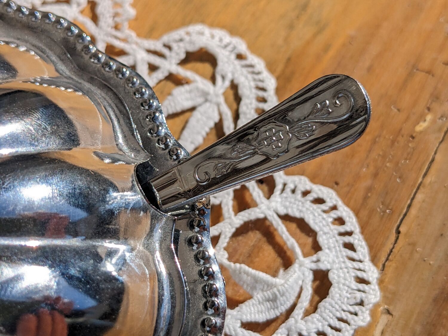 Vintage shell butter dish with your knife