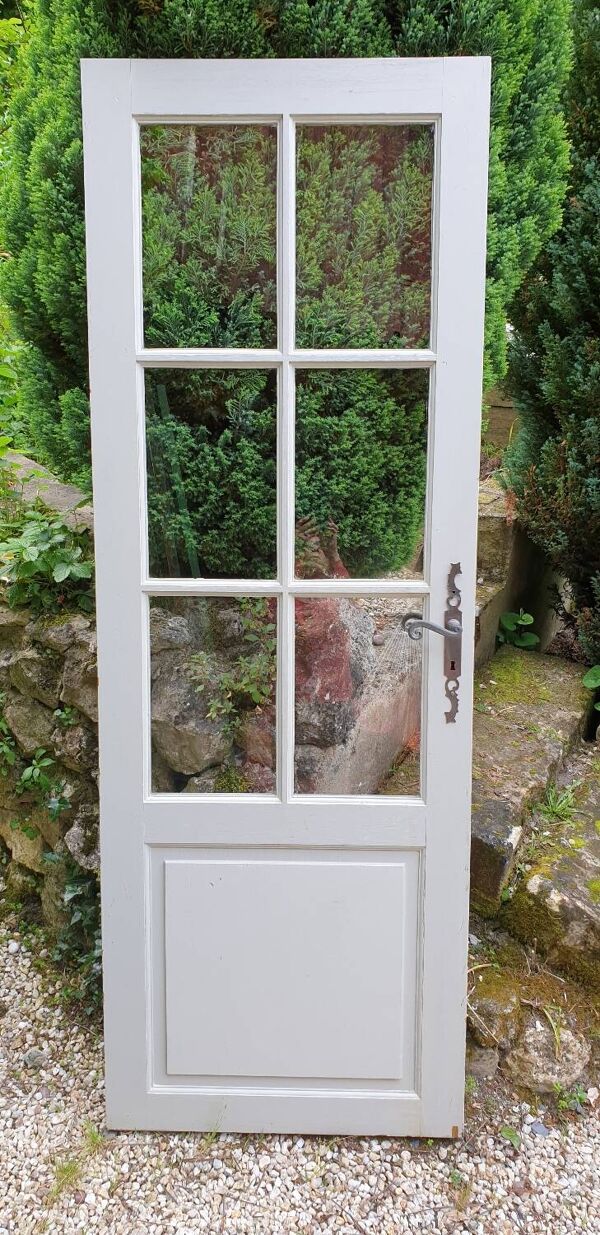 Porte ancienne  en bois à petits carreaux