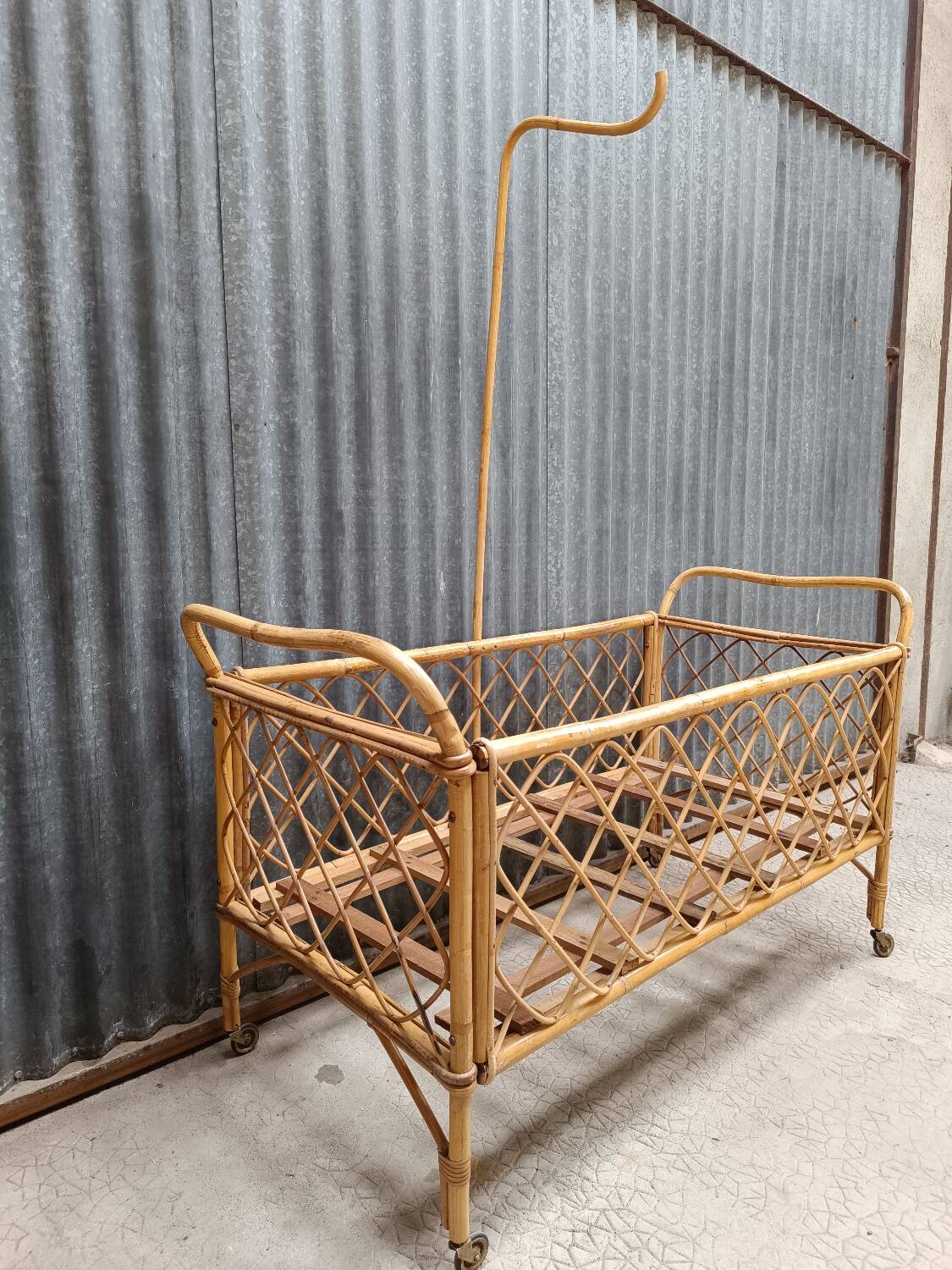 Lit bébé berceau en osier rotin vintage