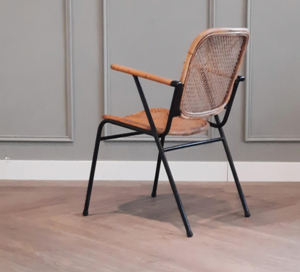 Chaise des années 1950 en métal noir et rotin tressé