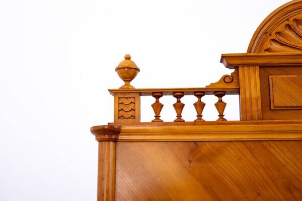 Armoire ancienne, Europe occidentale, vers 1900. Après rénovation.