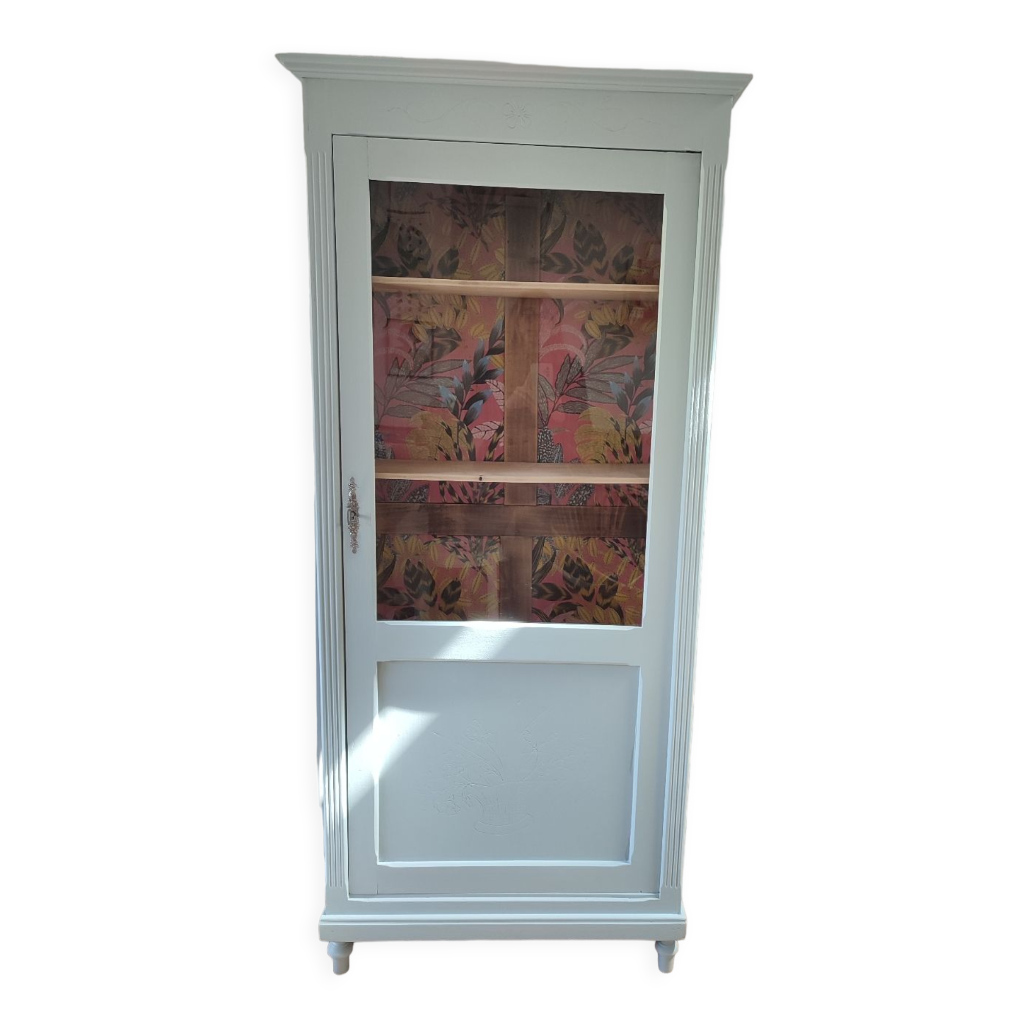 Renovated old showcase