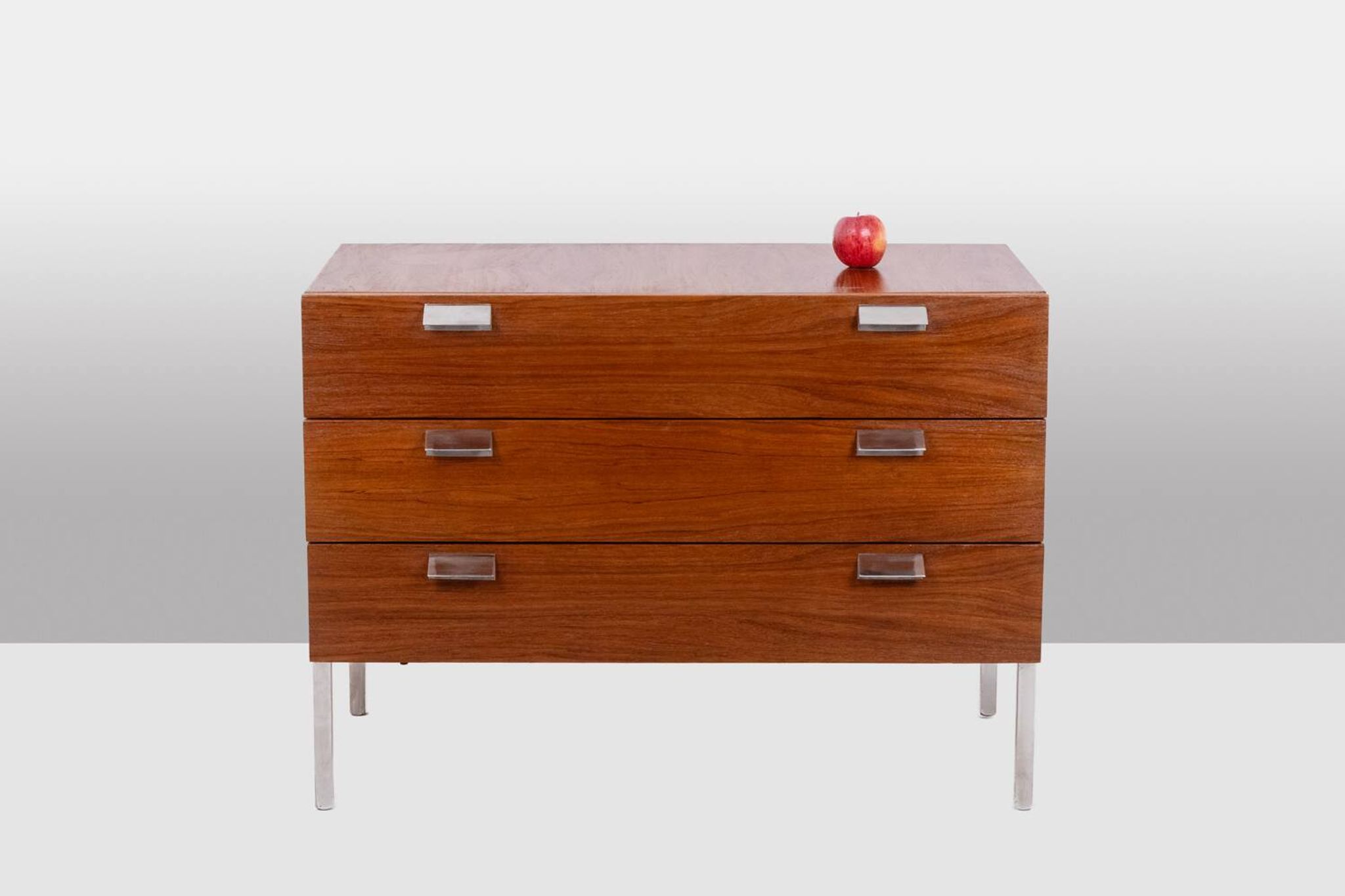 André Monpoix. Commode à 3 tiroirs en teck. Années 1960.