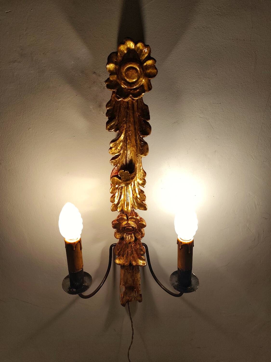 Aplique de pared de madera dorada. España, 1940s.