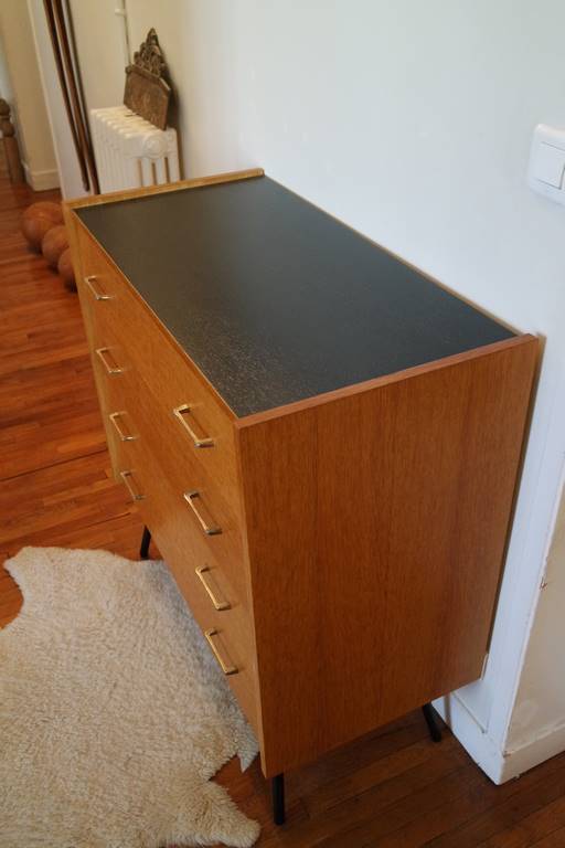 Feet compass metal dresser