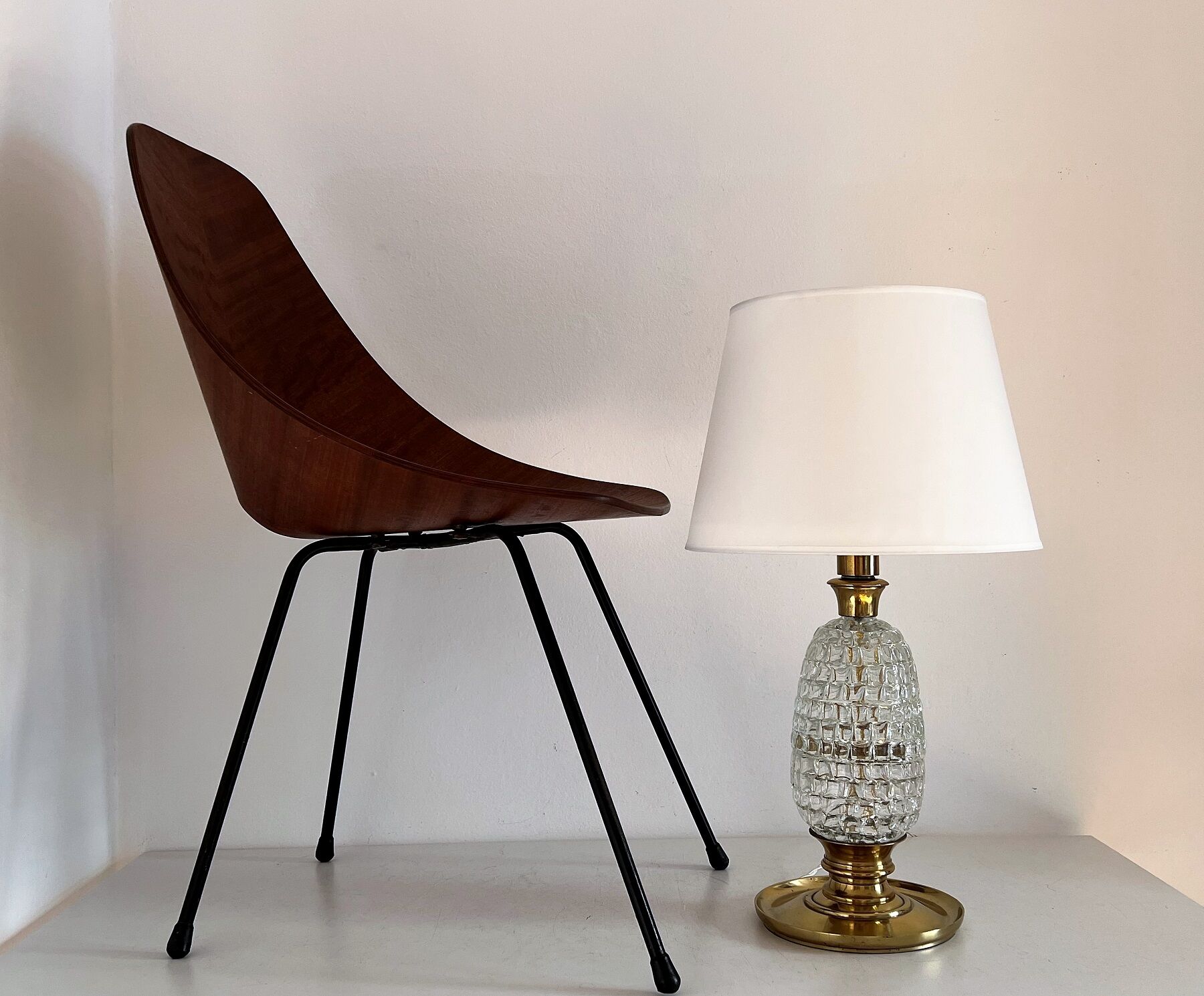 Italian mid-century table lamp with brass and creased murano glass