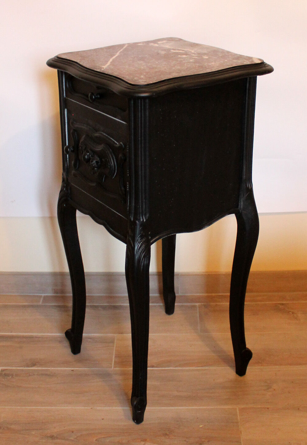 Table de chevet Louis XV patinée noire