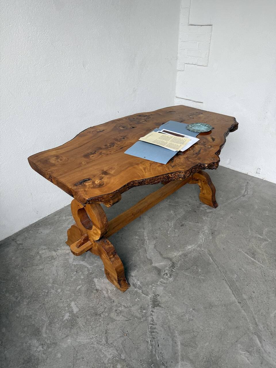 Table artisanale en orme massif, art populaire