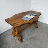 Table artisanale en orme massif, art populaire