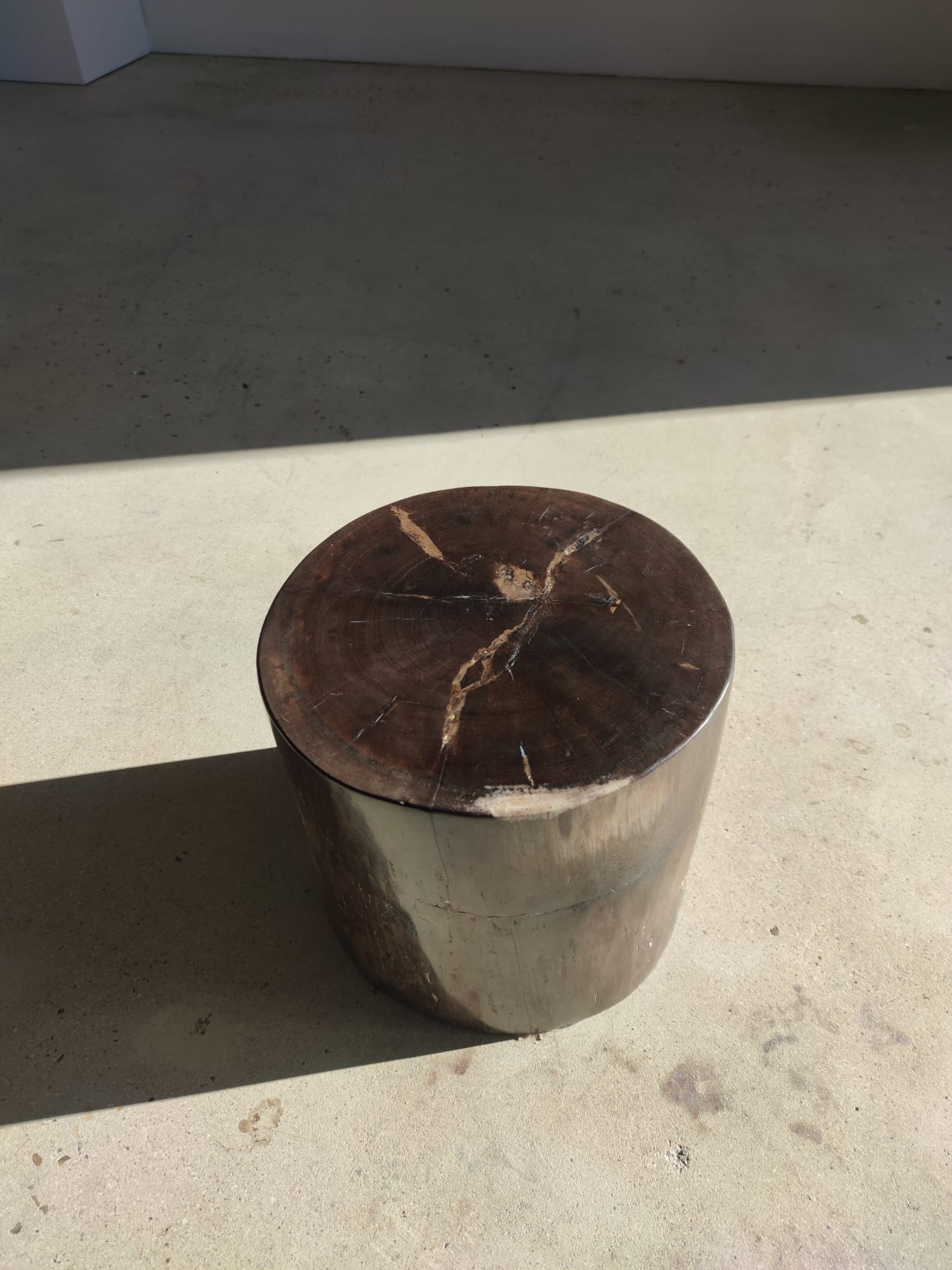 Table d'appoint en bois pétrifié couleur marron glacé - H:34cm D:35cm