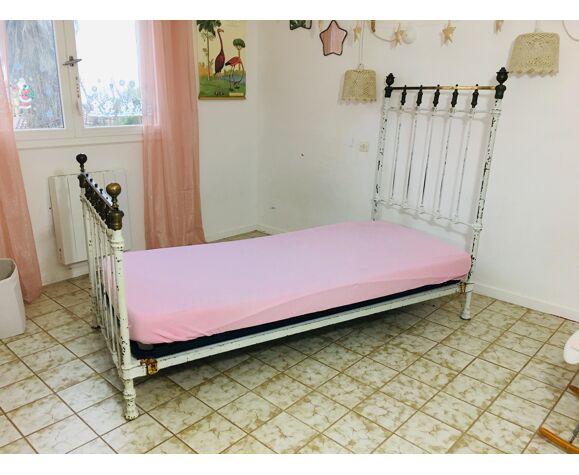 Lit En Metal Blanc Et Laiton Dore Ancien Selency Lit En Metal Blanc Et Laiton Dore Ancien Selency