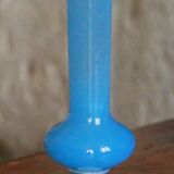 Vase en opaline bleu