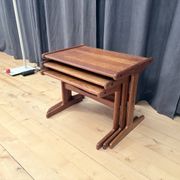 Ensemble de trois tables en teck, Danemark, années 1960.