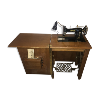 Pfaff sewing machine and its furniture