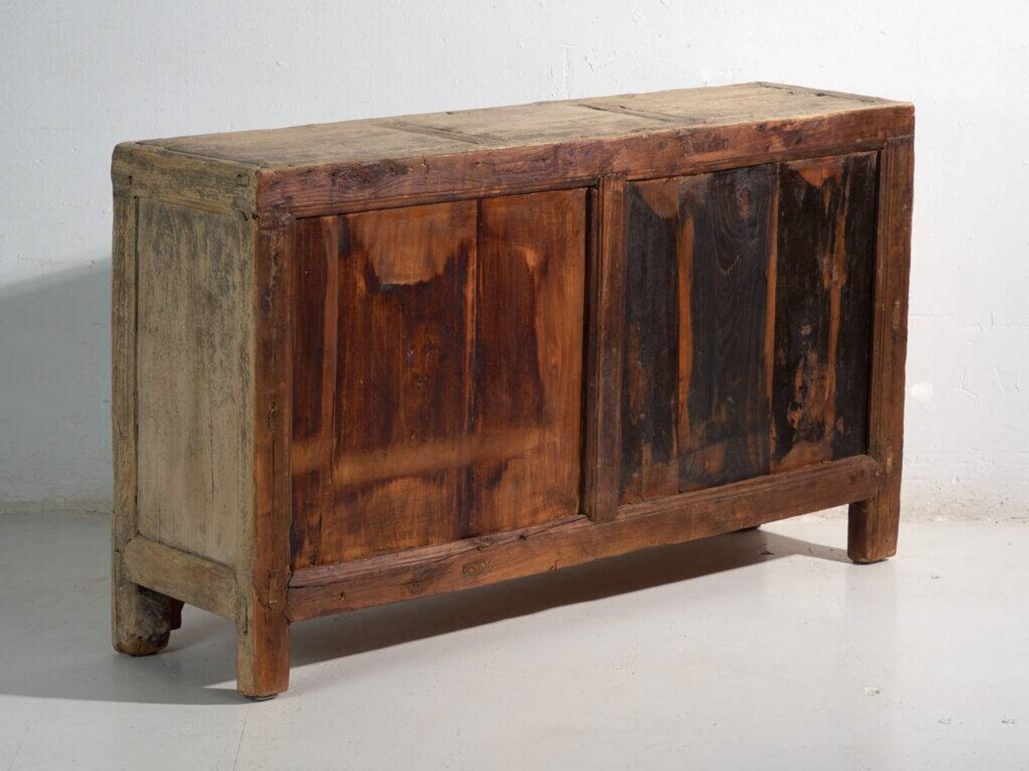 Buffet bas long ancien en orme à deux portes – Chine, vers 1950