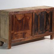 Buffet bas long ancien en orme à deux portes – Chine, vers 1950