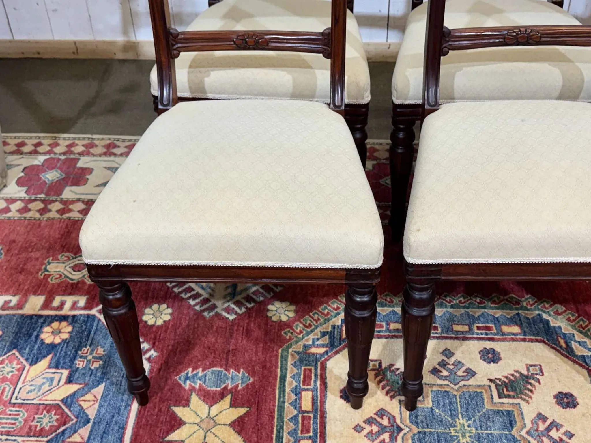 Set of 2 armchairs and 6 English mahogany chairs from the 1950s.