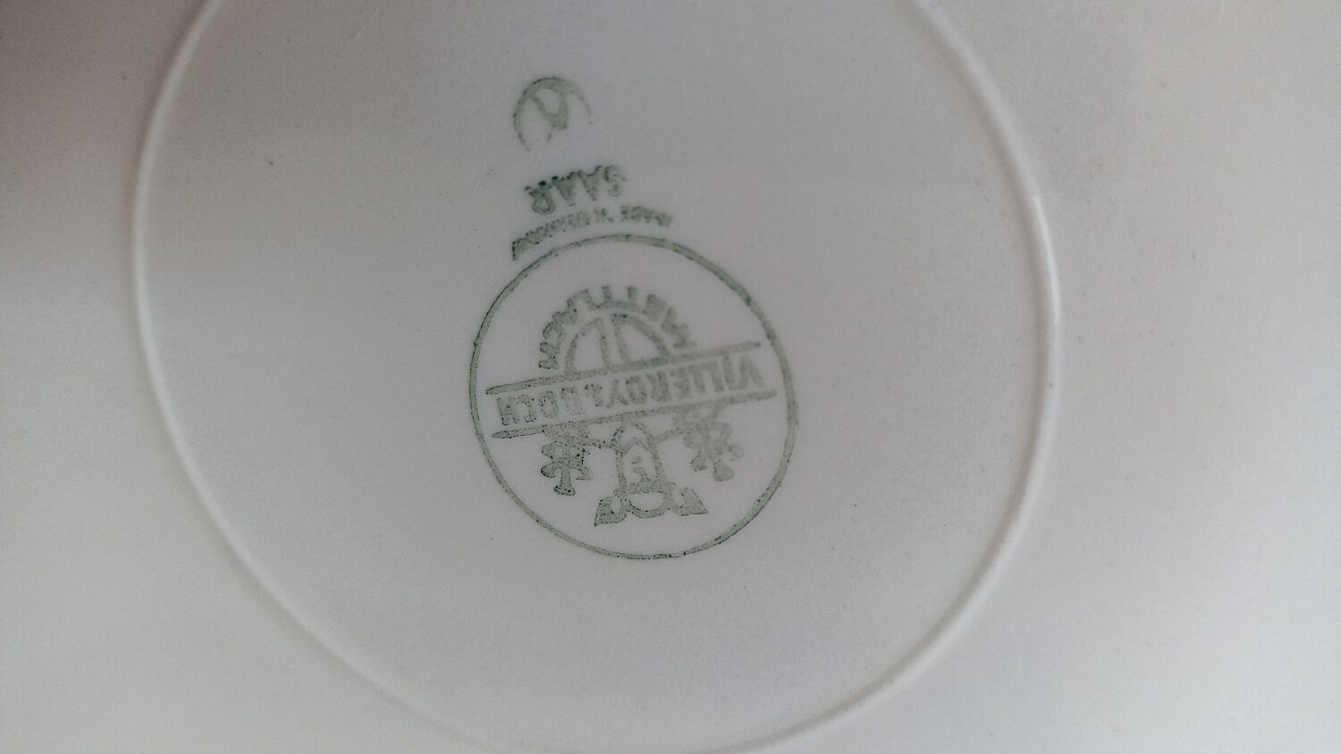 Villeroy and Boch yellow and white cake dish