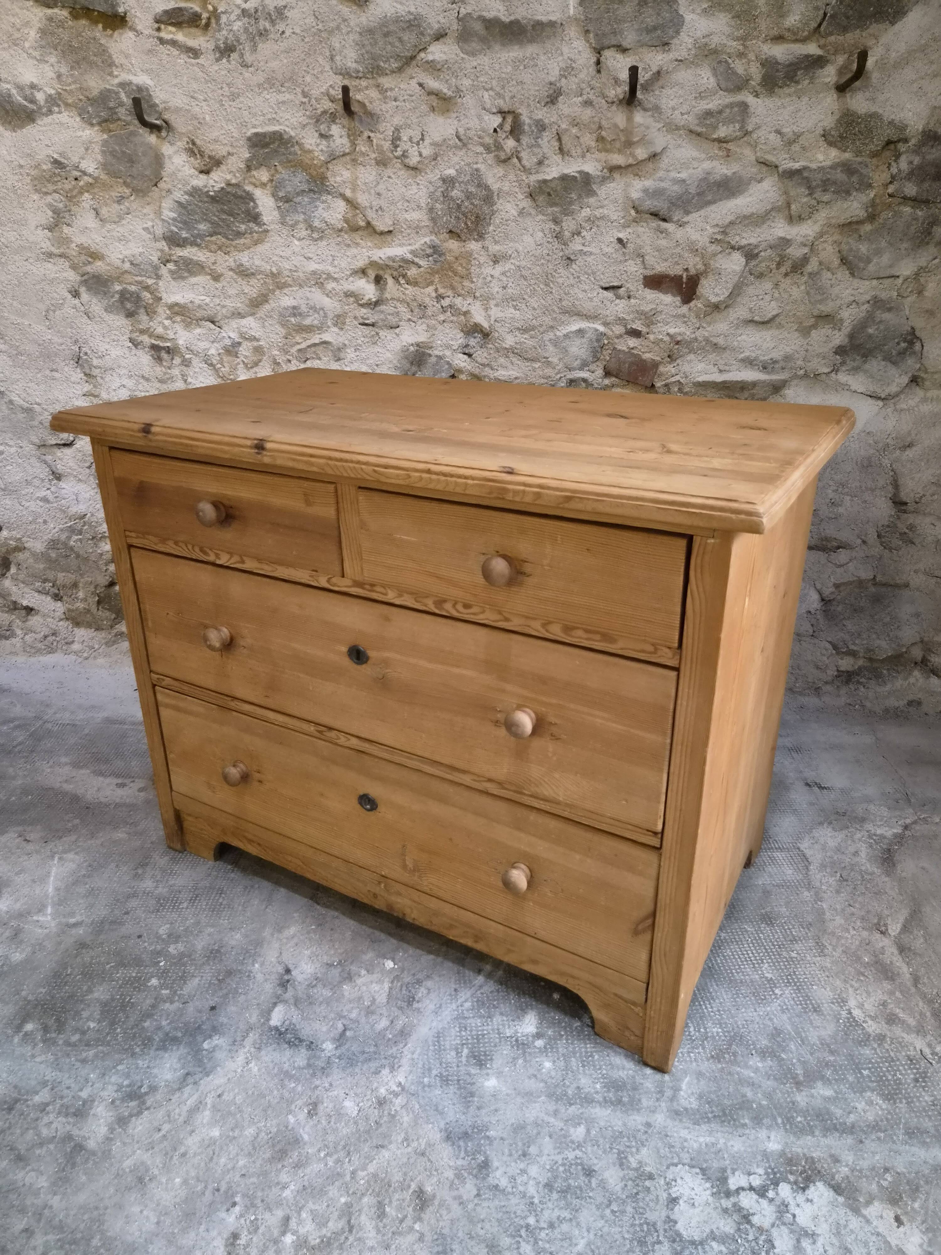 Commode ancienne rustique en pin, 4 tiroirs, vers 1880–1920