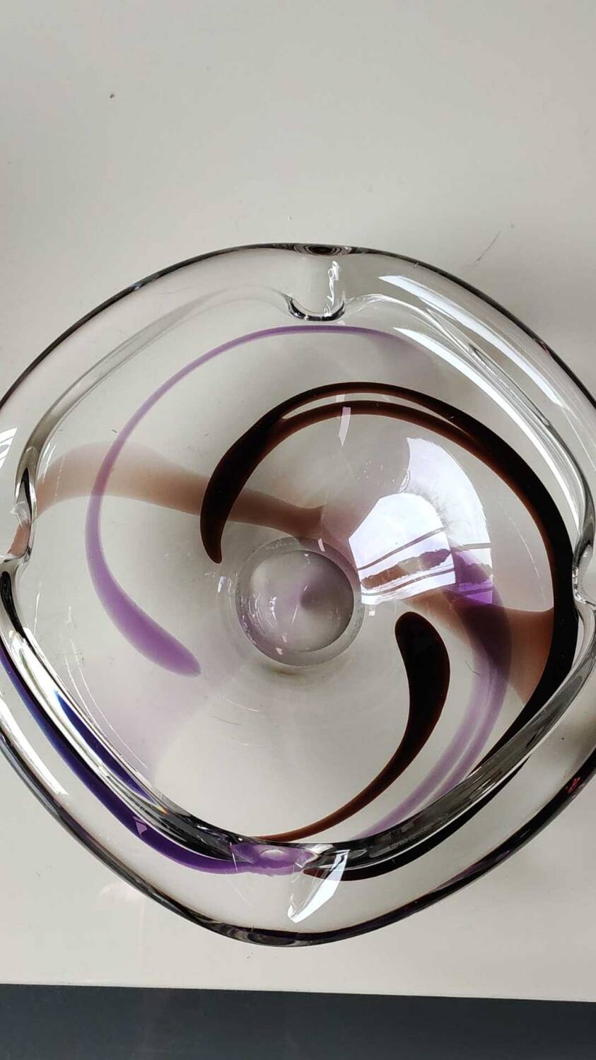 Large pocket/ashtray in heavy crystal with contemporary design - Designer Max Verboeket for Kristalunie/Maastricht factory. Diameter 22 cm