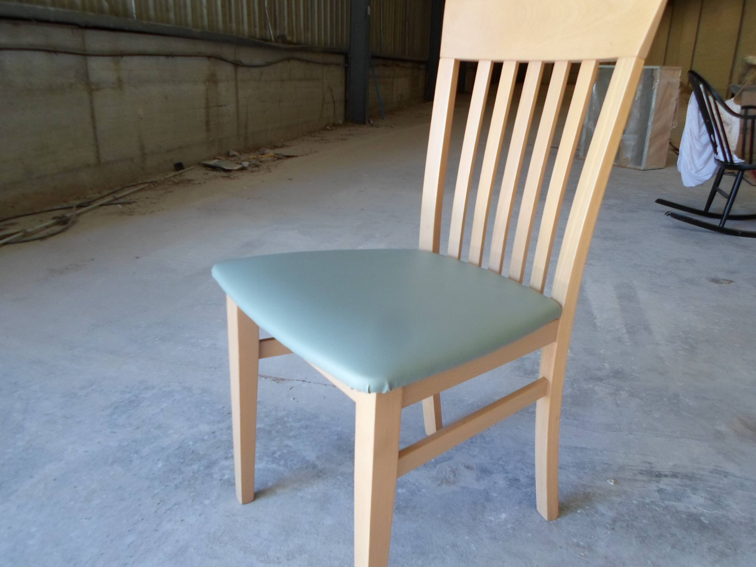 Chaise skai vintage en hêtre siège vert suède