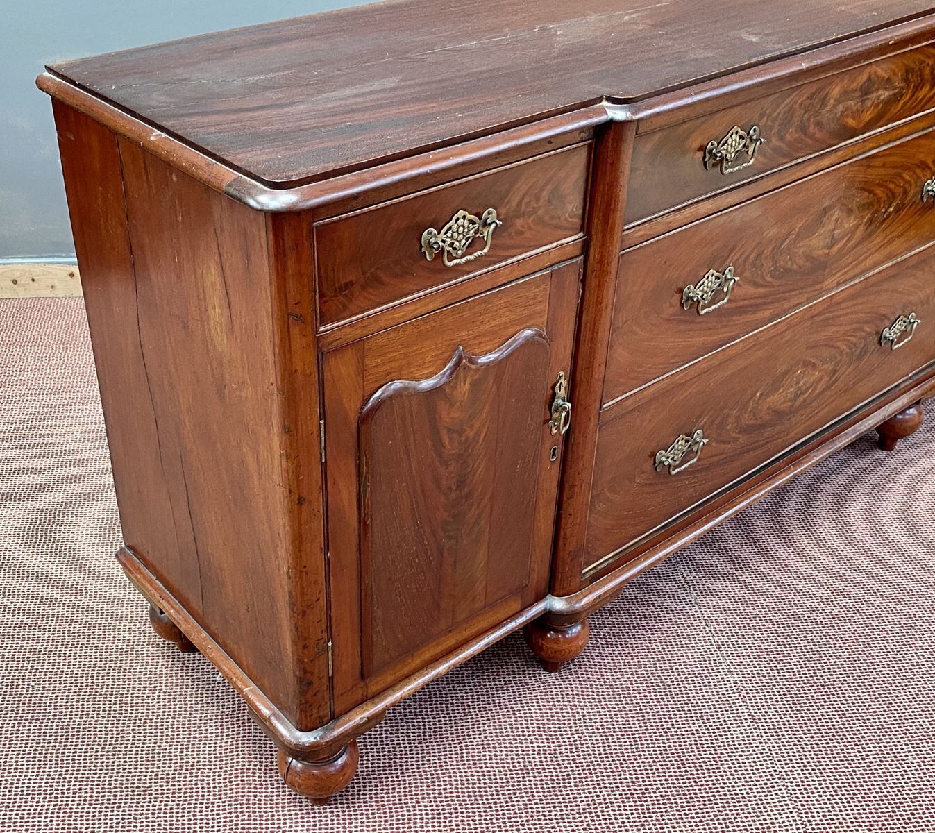 Victorian chest of drawers 19th in mahogany