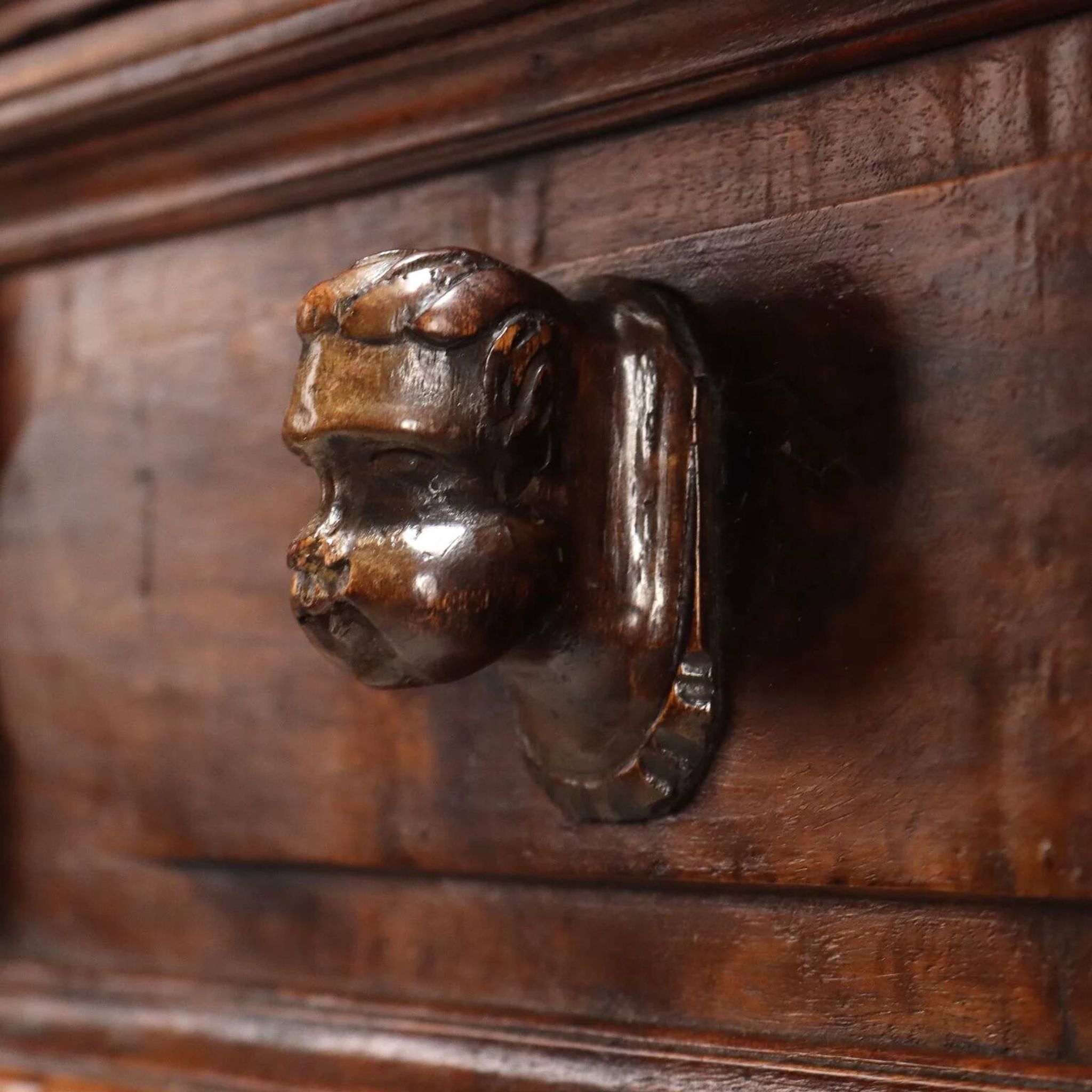 Antique baroque chest of drawers in walnut and poplar, 18th century.