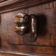 Antique baroque chest of drawers in walnut and poplar, 18th century.