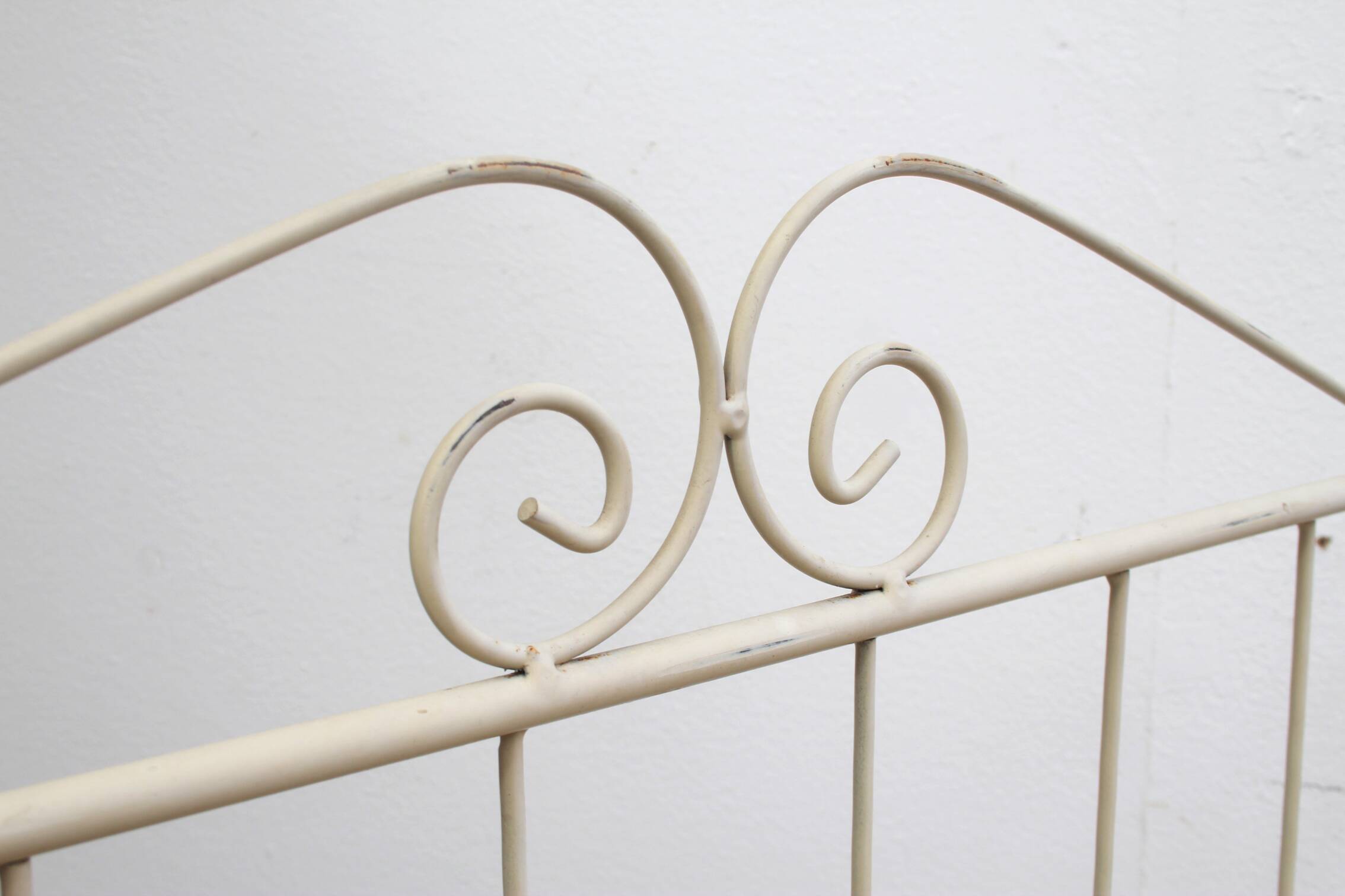 1950s shelf in metal Shabby Chic