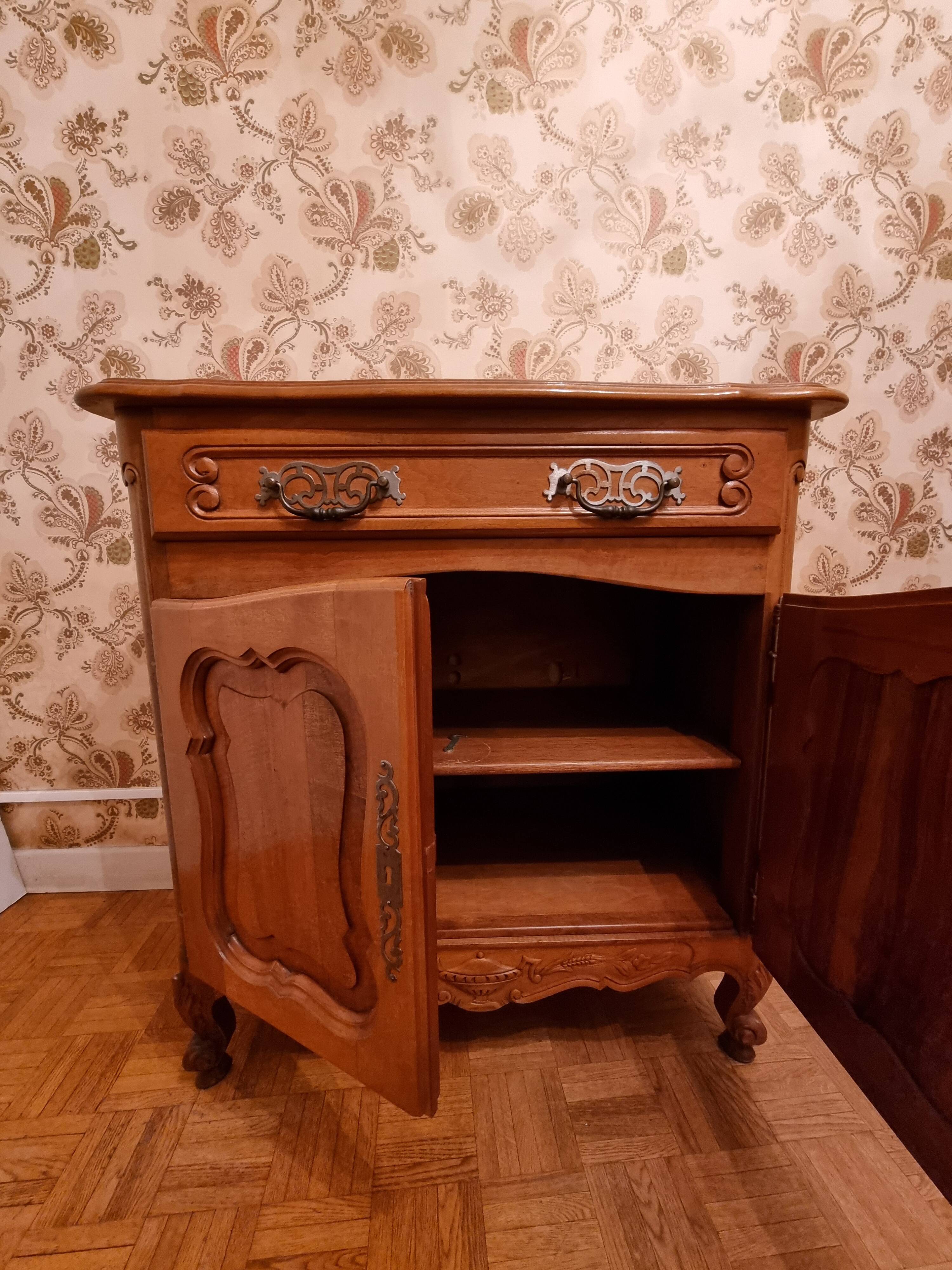 Small Provençal-style chest of drawers.