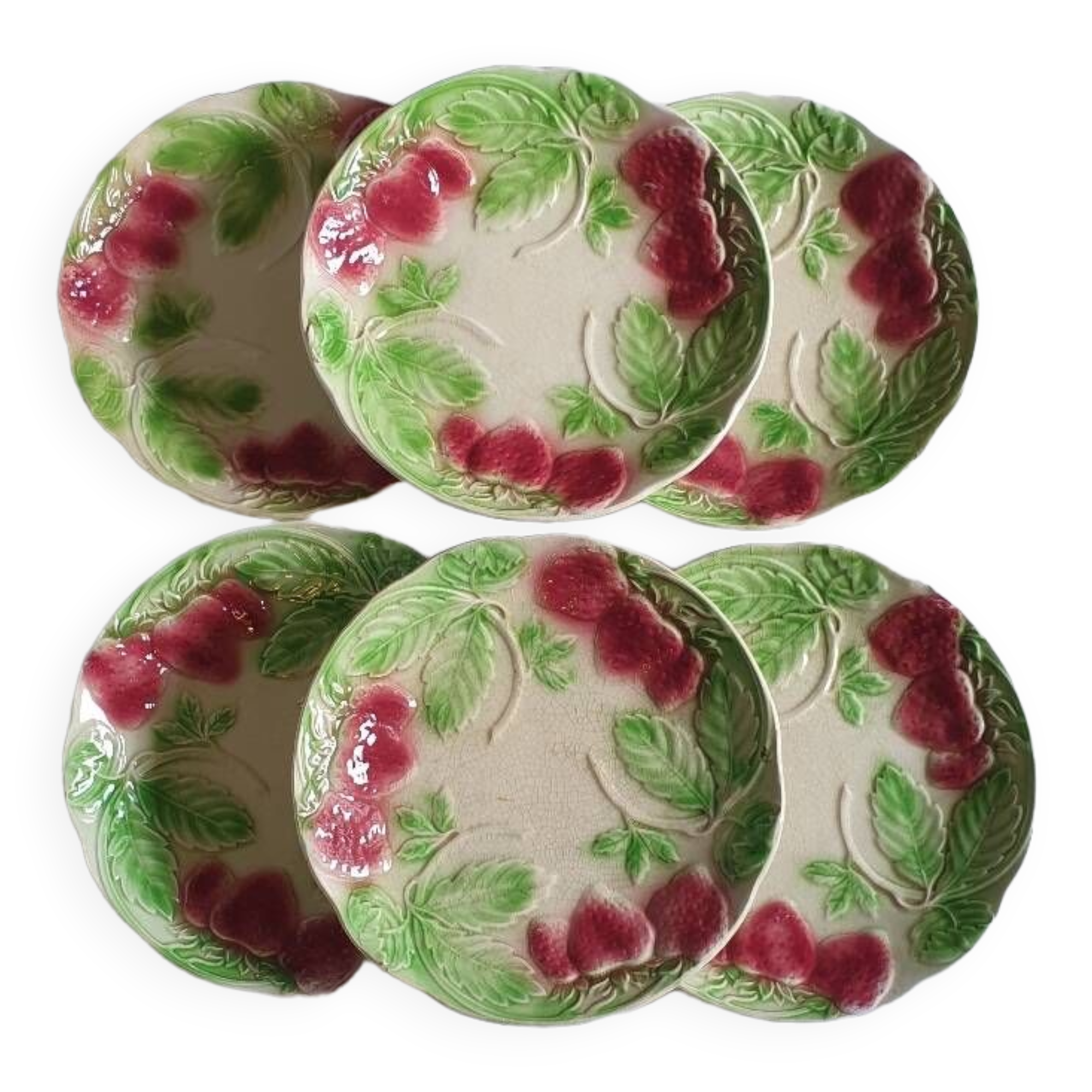 Six assiettes en barbotine décor fraises