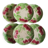 Six assiettes en barbotine décor fraises