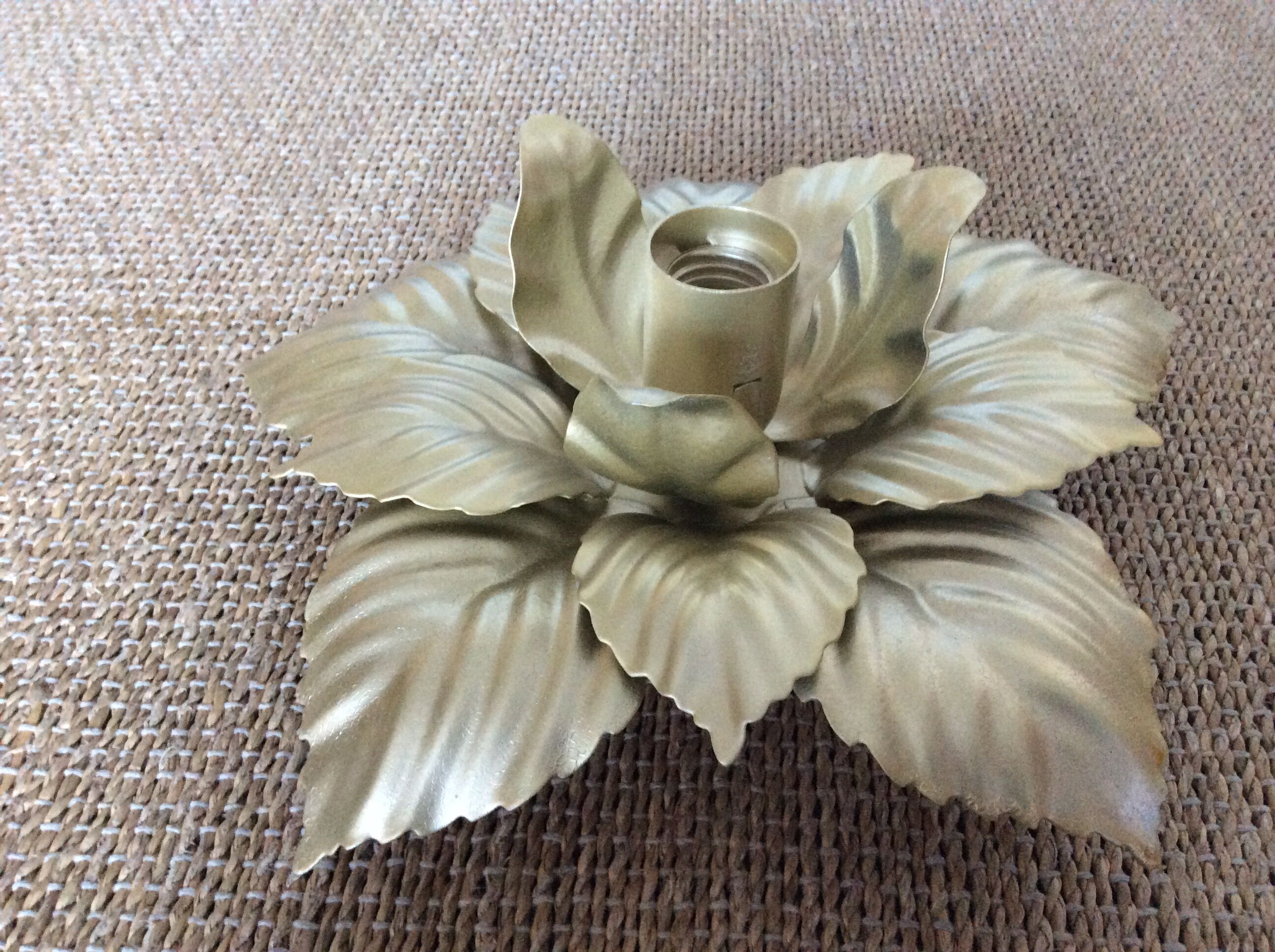 Golden metal flower wall lamp