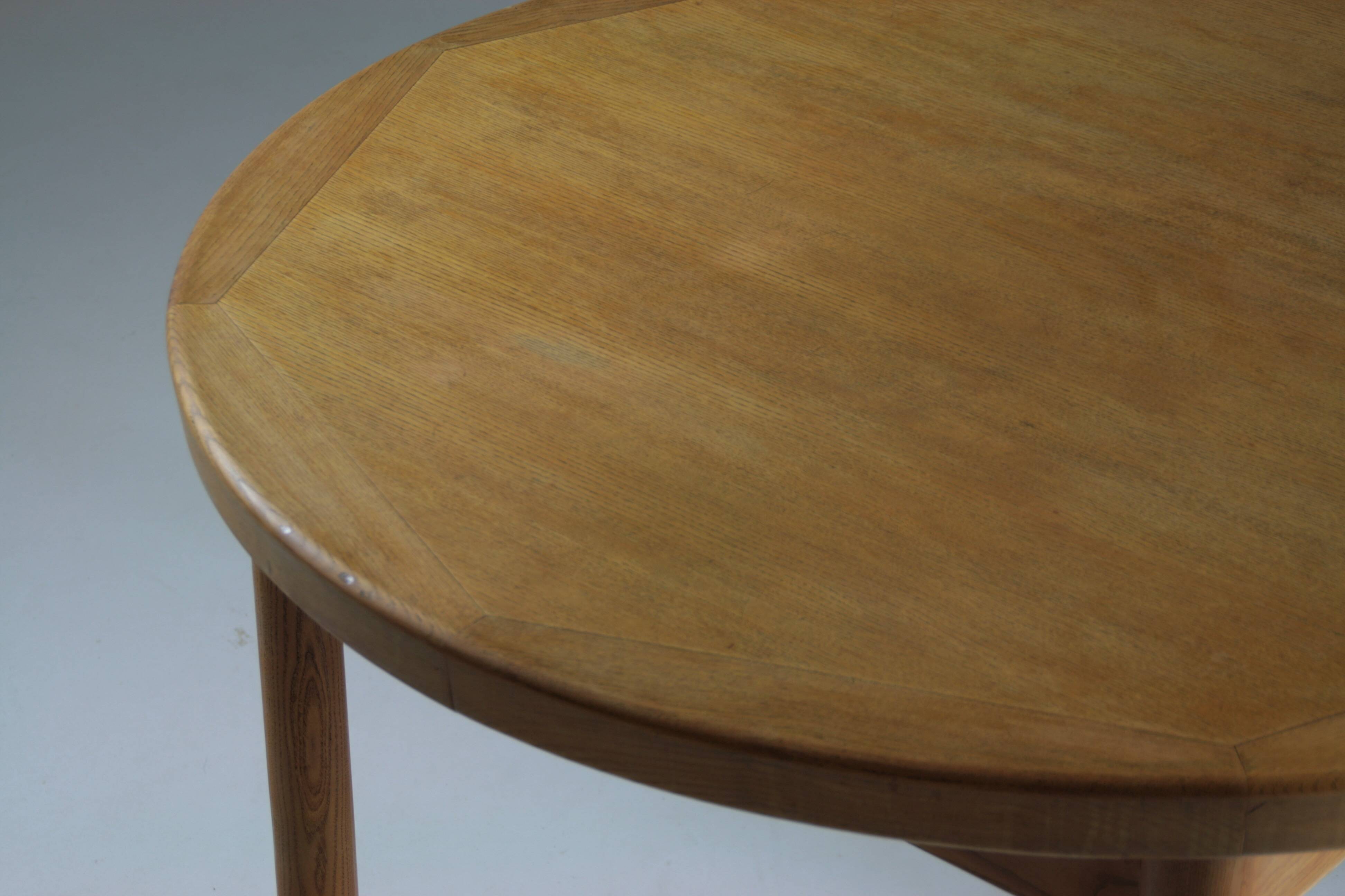 Round table model Dordogne by Robert Sentou, France