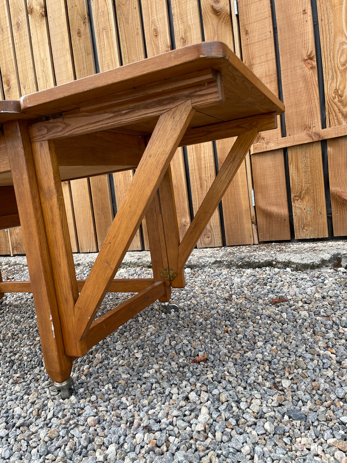 Extendable wooden desk with drawer