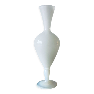 Vase ancien en opaline blanche