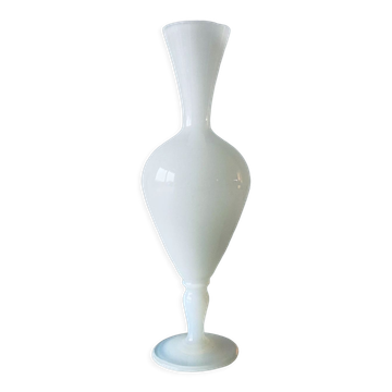 Vase ancien en opaline blanche