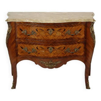 Ancienne commode courbée bombardée avec incrustations de bois et dessus en marbre, ferrures en bronze