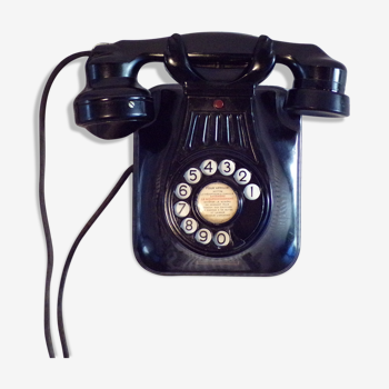 Téléphone mural à cadran en bakélite