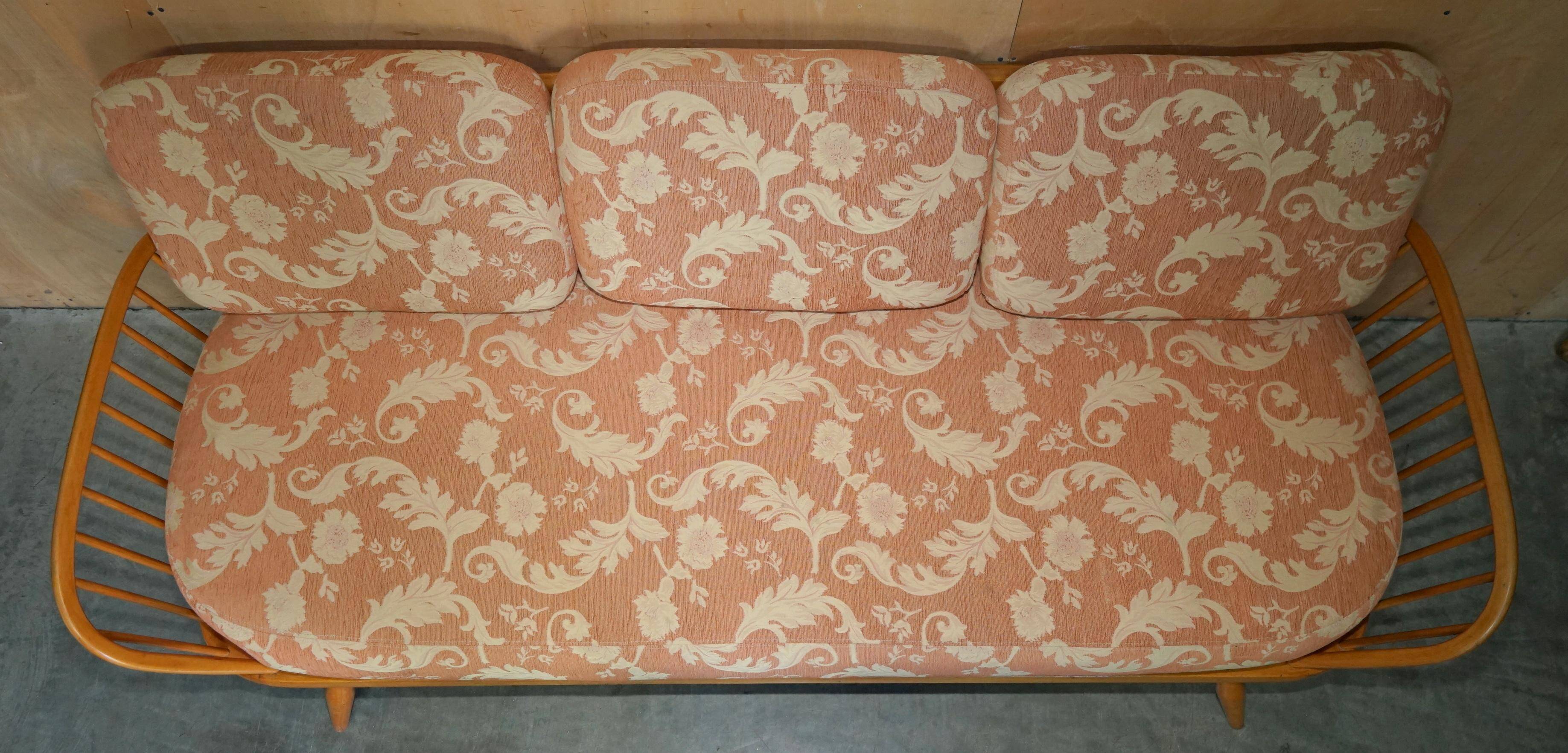 Vintage Ercol Windsor Studio 355 canapé / daybed, light wood, Mid-Century Modern design.